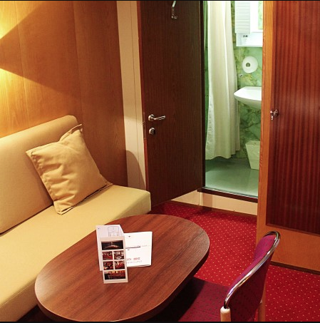 Hurtigruten MS Nordstjernen Upper deck polar outside 3 travellers c.png